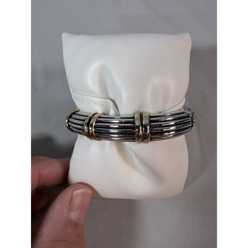 Vintage Silver Tone Ribbed Hinged Bangle Bracelet